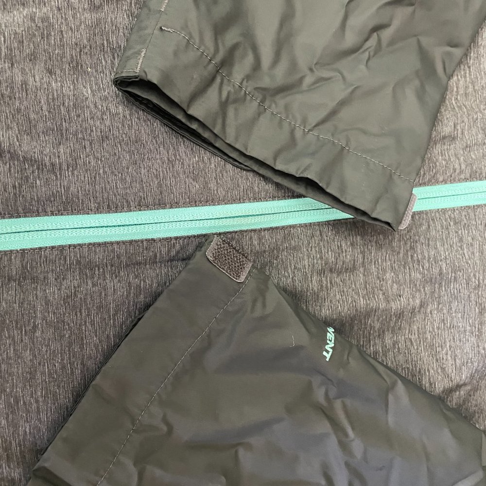 The North Face DryVent Girls Jacket - Picture 8 of 10